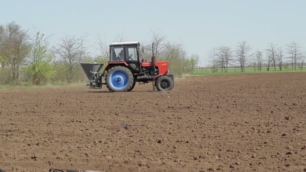 Boerderij trekker sproeien veld — Stockvideo