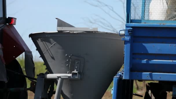 Поле для распыления трактора перед посадкой — стоковое видео