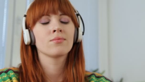 Meisje luistert naar muziek — Stockvideo