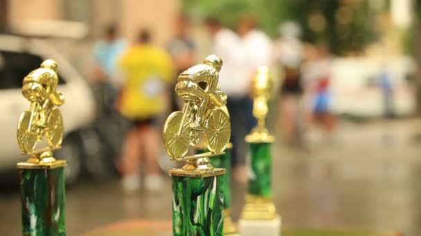 Trophies for bicycle racers — Stock Video