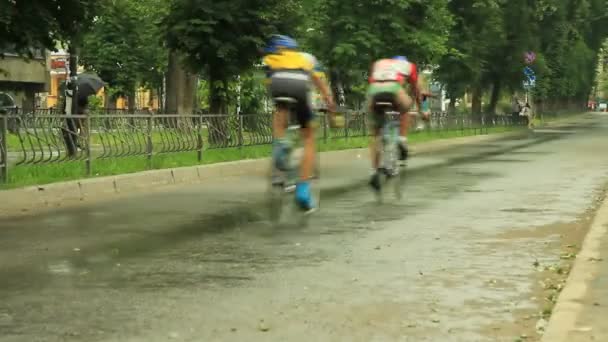 Course cycliste dans les rues de la ville — Video