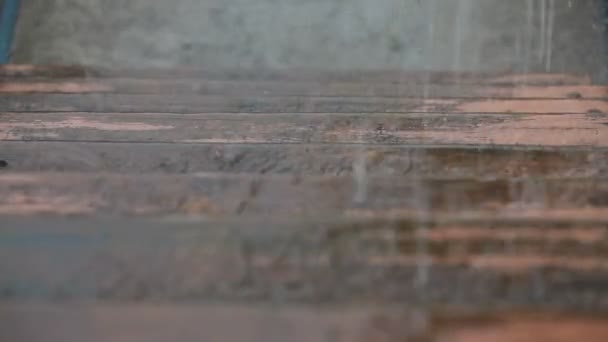 Gotas de lluvia caen en la escalera — Vídeos de Stock
