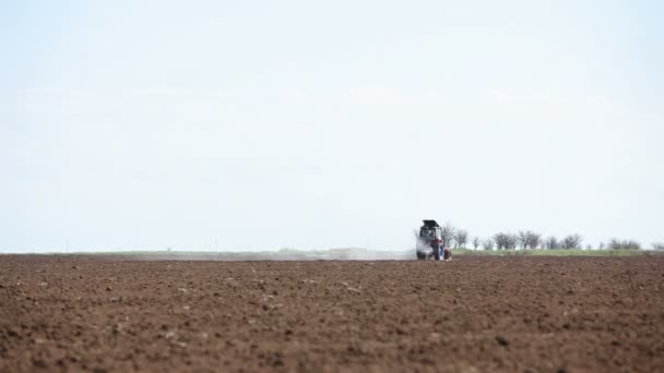 Traktor sprayer fältet innan plantering — Stockvideo