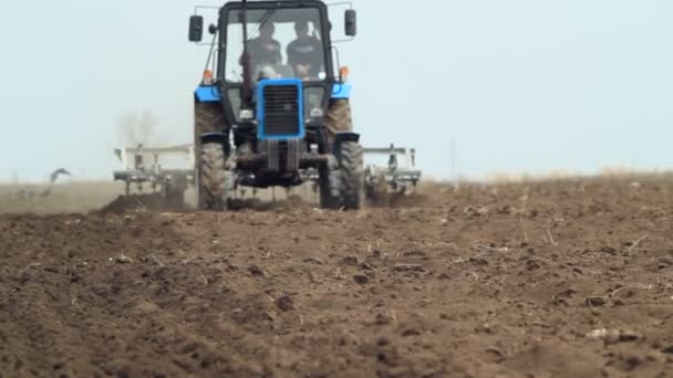 Landbouwgrond en trekker ploegen — Stockvideo