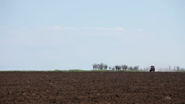 Boerderij trekker spuiten veld voor het planten — Stockvideo