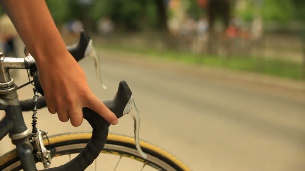 Готовые велосипедисты — стоковое видео