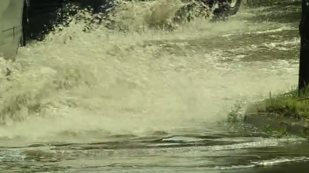 Voitures et vélo après de fortes pluies — Video