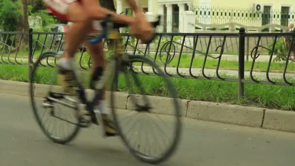 Carreras de bicicletas en la ciudad — Vídeos de Stock