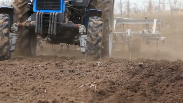 Tracteur labourant le champ — Video