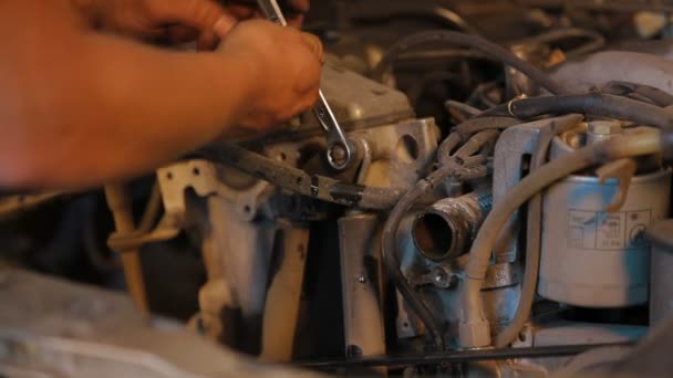 Démontage du moteur de voiture. Gros plan .