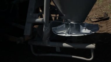 Çiftlik traktörü ayrıntı. ağır çekim.