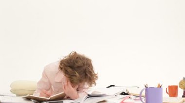 Genç kız ders çalışıyor.