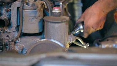 Otomobil Servisi. tamirci ile motor çalışır