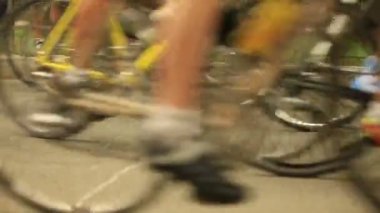 bisikletçiler şehir sokaklarında