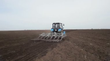 kırsal tarım arazisi ve traktör çiftçilik