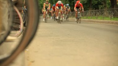 Bisiklet yarışçıları peloton kamera geçer