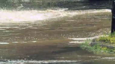 Bisiklet ve otomobil şiddetli yağmur sonra