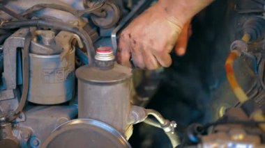 Araba tamiri: motorunun sökülmesi