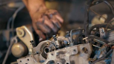 Otomobil Servisi. motor sökülmesi.