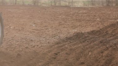 tarım arazileri üzerinde çalışan traktör