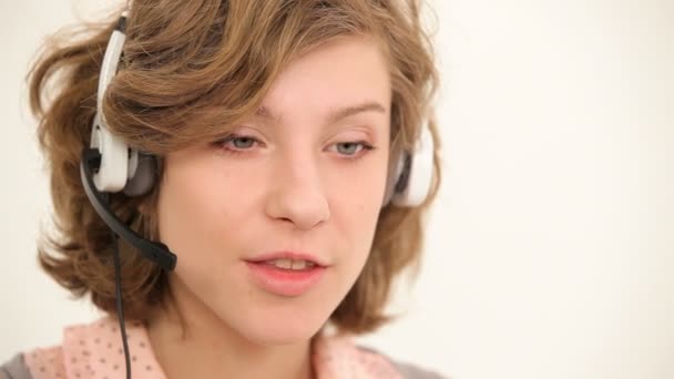 Frau spricht über das Headset, Kundenbetreuungszentrum — Stockvideo