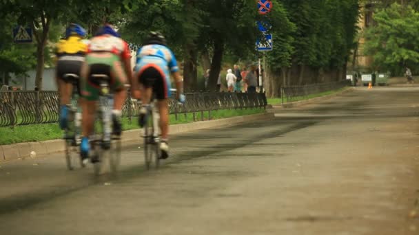 도시 거리에 경주 하는 자전거의 그룹 — 비디오