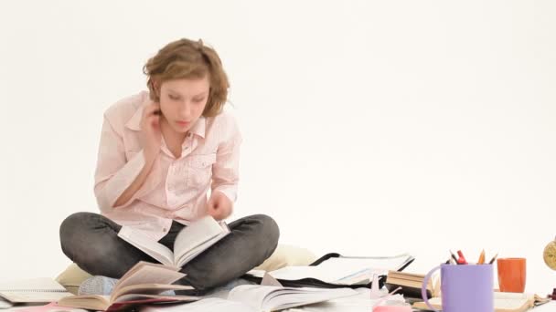 Mujer cansada estudiante con libros — Vídeo de stock