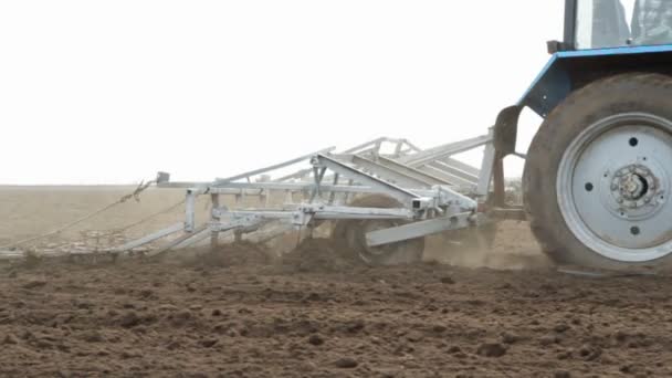 Venkovské zemědělské půdy a pěstování traktoru — Stock video