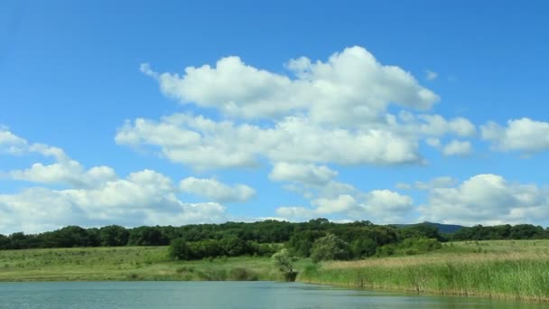 Zeitraffer-Aufnahme von See und Wolken — Stockvideo