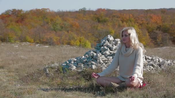 Doğa kızı pratik yoga — Stok video