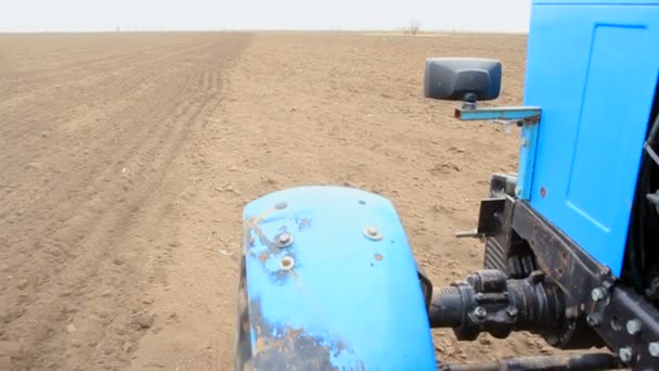 A cámara lenta. Agricultura rural y arado de tractores . — Vídeo de stock