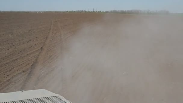 Fertilizante esparciéndose en el campo — Vídeos de Stock