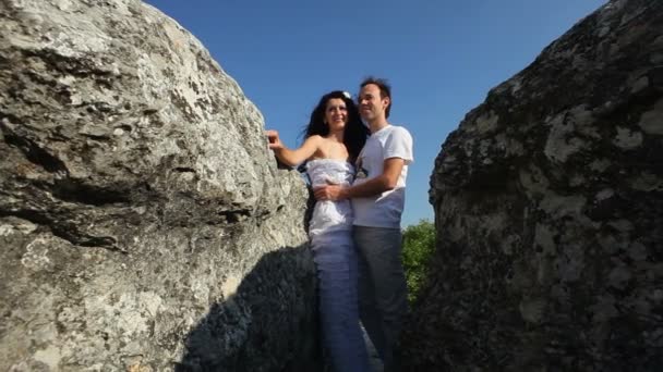 Recién casados disfrutan de la naturaleza — Vídeo de stock