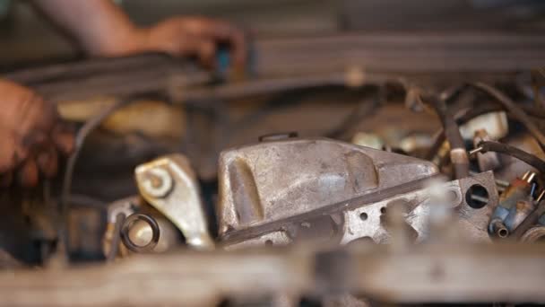 Taller de reparación de automóviles. Desmontaje del coche . — Vídeo de stock