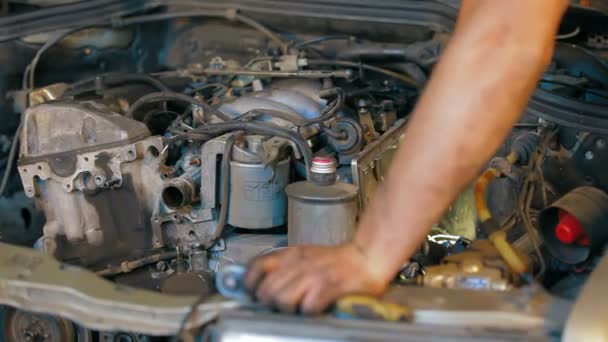 Desmantelamiento del motor del coche. Tiempo de caducidad . — Vídeo de stock