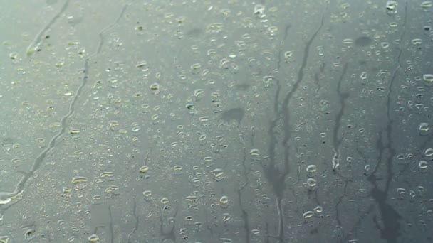 Gouttes sur verre de voiture, fond 