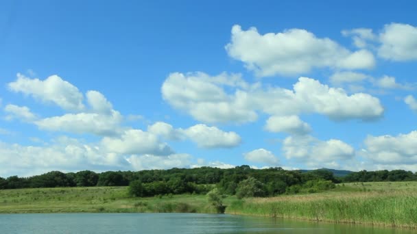 Wolkenlandschaft über dem See — Stockvideo