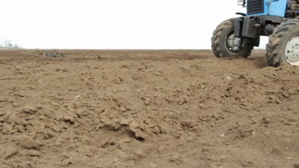 Terres agricoles rurales et labourage de tracteurs. Mouvement lent . — Video