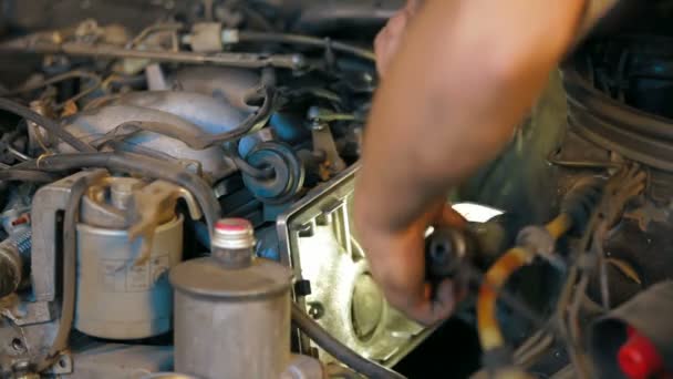 Taller de reparación de coches. Linterna . — Vídeos de Stock