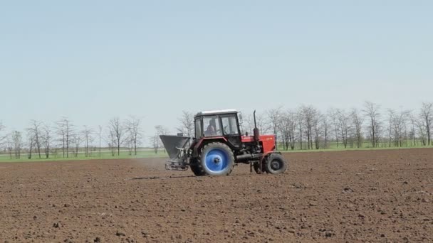 Campo de pulverización tractor granja — Vídeos de Stock