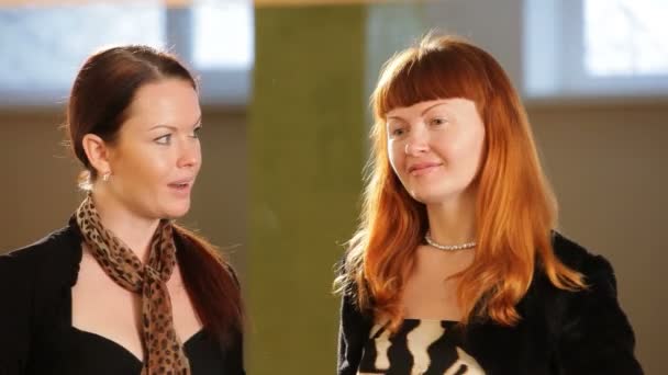 Deux femmes qui parlent 