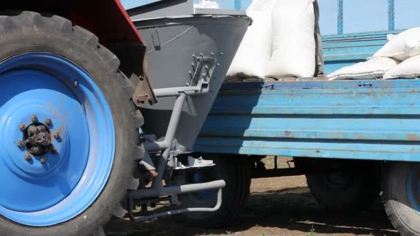 Campo de pulverización del tractor de granja antes de plantar — Vídeos de Stock