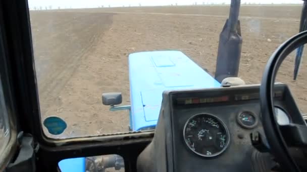 Landwirt fährt Traktor — Stockvideo