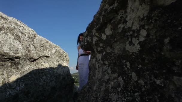 Junges Paar auf dem Felsen — Stockvideo