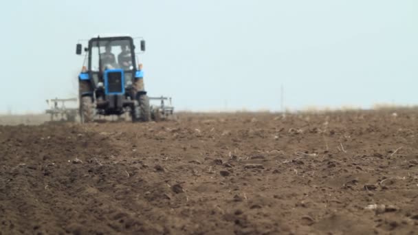 Trator que trabalha em terras agrícolas — Vídeo de Stock