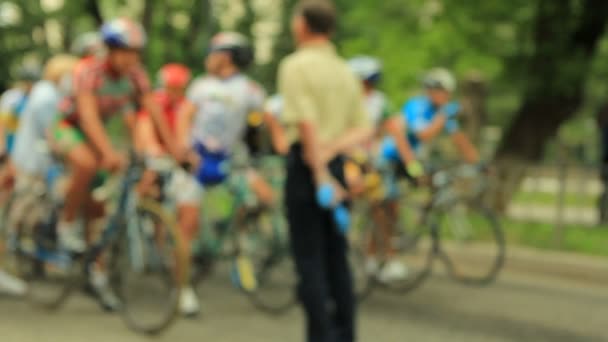 Course cycliste dans les rues de la ville — Video