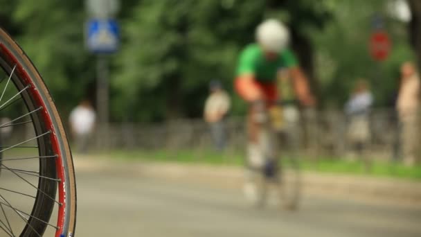 Radrennen auf den Straßen der Stadt — Stockvideo