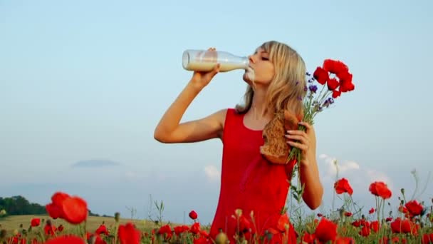 Milch trinken und Brot essen — Stockvideo