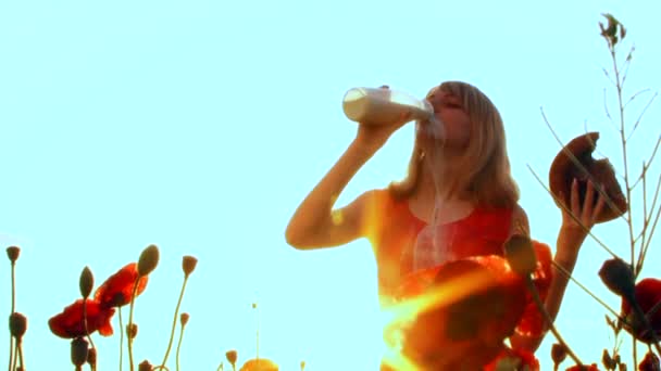 Dricker mjölk och äter bröd — Stockvideo