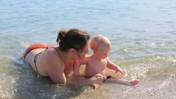 Madre e figlio in mare — Video Stock